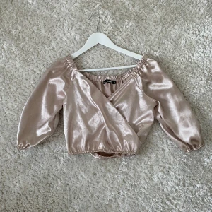 Crop top - Rosa skimrande crop top i storlek S från Bik Bok. Aldrig använd. Säljes då den var för liten 