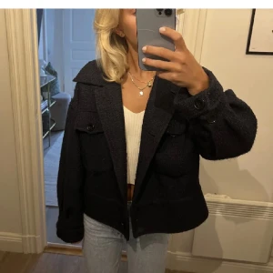 Meotine kappa - !lånade bilder! Säljer då jag köpt ny kappa💕ny pris ca 2500kr men päls saknas därav priset tror inte heller den säljs längre💕