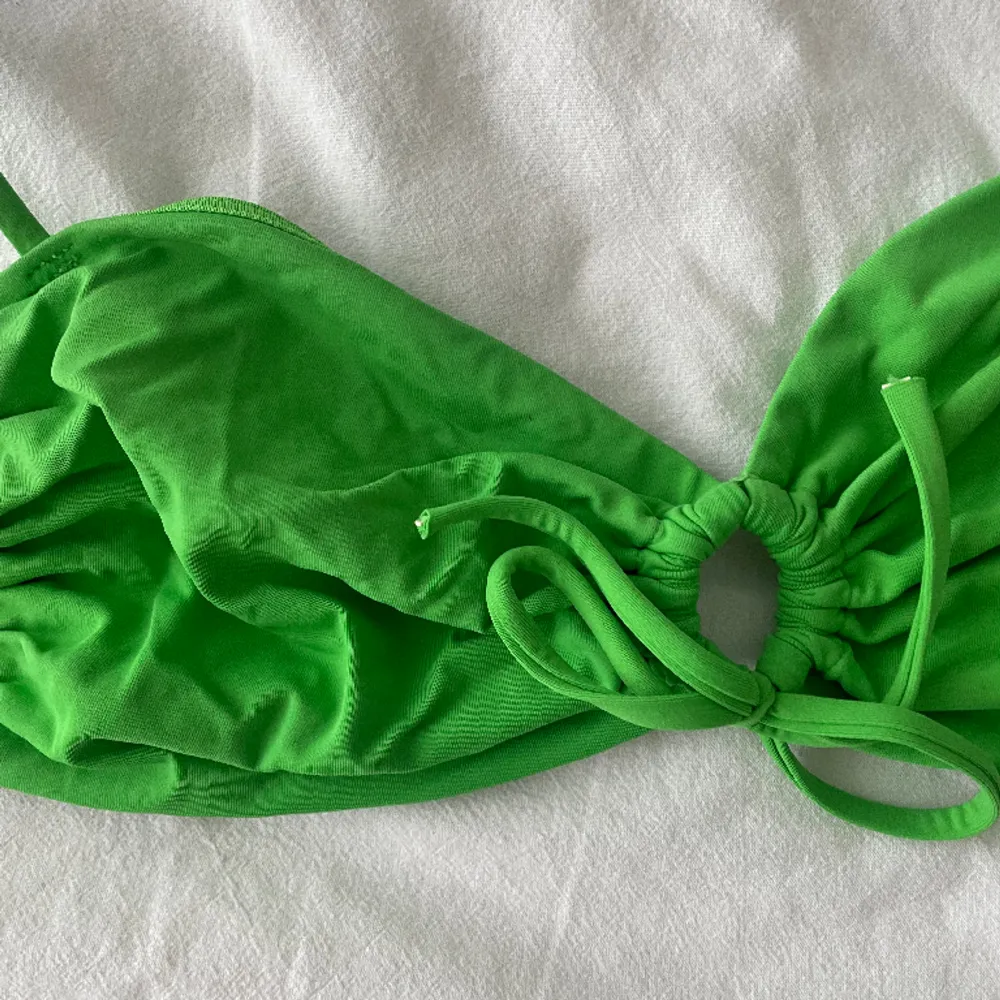 Grön bikini. Aldrig använd.💚 Ingår två par trosor i strl S&M. Övrigt.