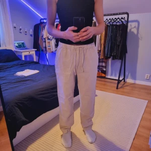 Linnebyxor  - Regular fit linnebyxor i storlek M från H&M