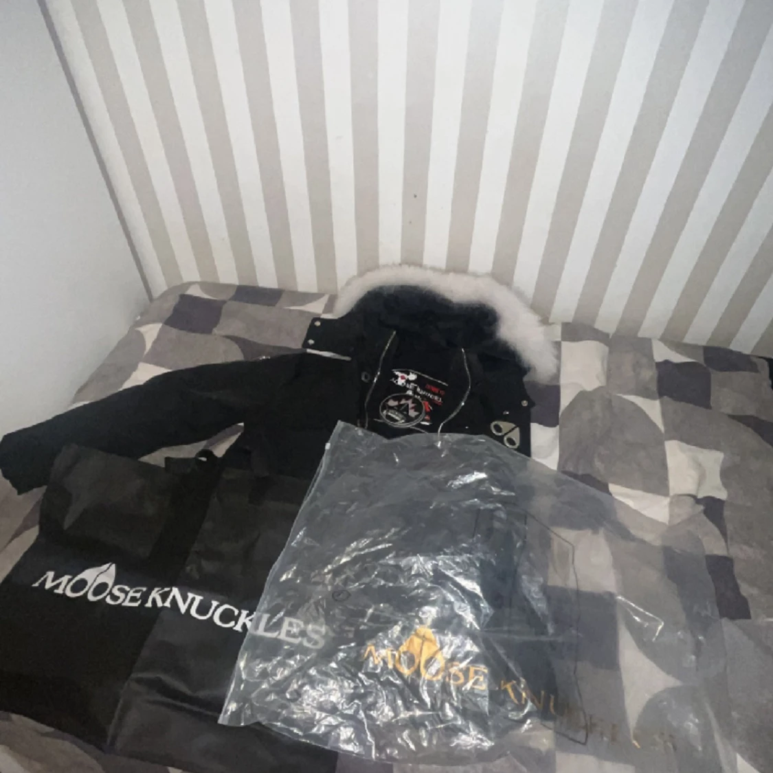 Moose knuckles (vit päls)