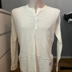 Långärmad tröja med knappar - Superskön under sommaren!!