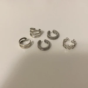 Silverörhängen  - Jätte fina silverörhängen, använda med få skador (rostat lite grann), därav priset men inget stort 🫶❤️dessa går att använda utan hål i öronen(#65)