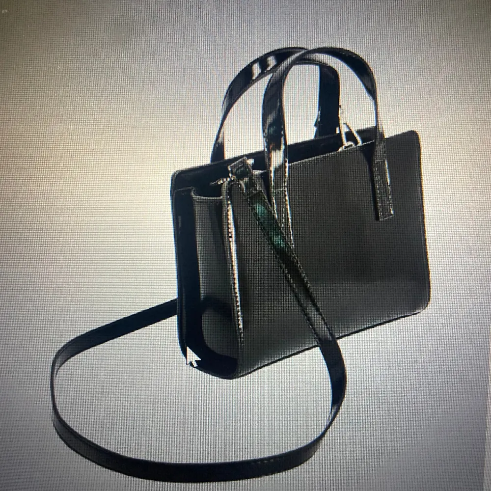 Svart väska ifrån Gina!! Aldrig använd och prislapp kvar🤩🤩. Accessoarer.