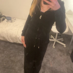 Juice byxor  - Säljer mina svarta juicy byxor för ja vill ha mindre storlek, pris kan diskuteras🤍