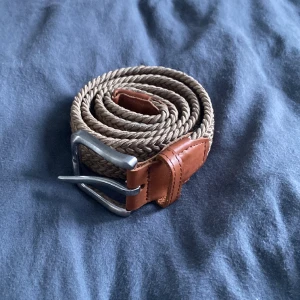 Beiget flätat bälte - Beiget flätat bälte i storlek 80