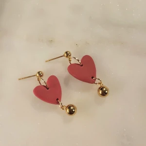🩷 örhängen 🩷 - Rocka alla hjärtans dag med superfina örhängen i polymerlera :)  Själva hängen är i rostfritt stål och pläterat i guld, nickelfria!  Går att byta till plast eller clips om så önskas!