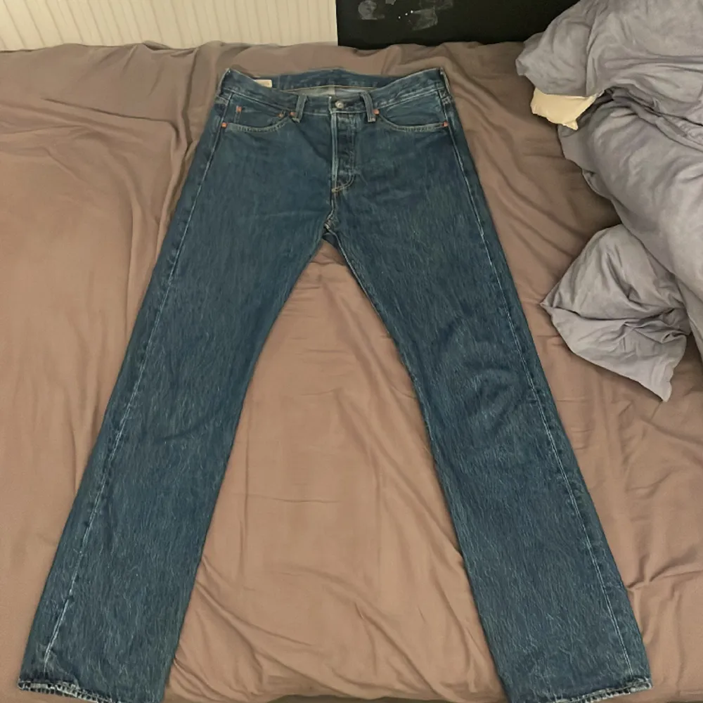 Ett par 501 jeans knappt använda. Perfekta jeans om du frågar mig. W32/L34 1100kr orginalpris . Jeans & Byxor.