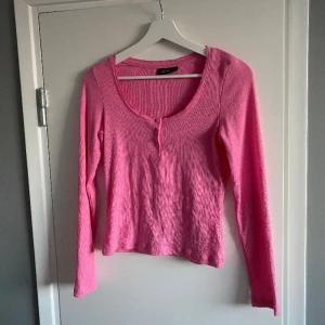 rosa topp - supercool skrikrosa långärmad topp🩷 köpt på myrorna men är ursprungligen från kappahl 