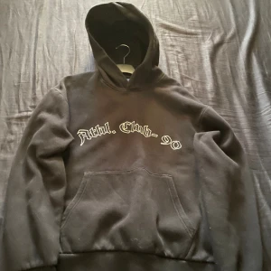 Luvtröja Jack & Jones - En snygg svart luvtröja från Jack & Jones, använts fåtal gånger och har nu inte användning av den. Storleken är M men passar även en S. Hör av er vid frågor 