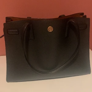 Tory burch vintage  - Nypris 5200kr priset kan diskuteras 