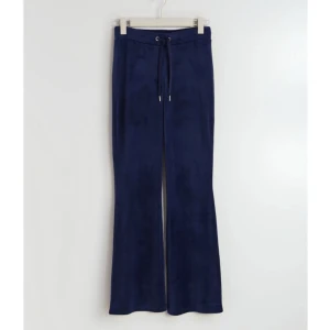 mjukisbyxor från gina tricot - säljer dessa mörkblå mjukisbyxor i velour från gina tricot💙 säljer även en tillhörande tröja i annan annons