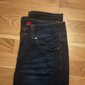 Snygga low waist jeans i storlek 28x32 men ganska små i storlek. Själv skulle ja säga att dom är storlek 34 typ. Pris kan diskuteras