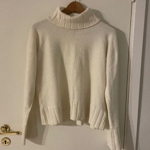 Polotröja - Nyskick, vit polotröja