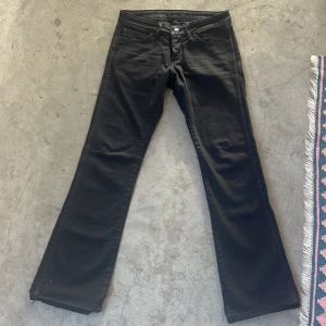 Low rise botcut jeans Wrangler - Wrangler jeans i bra kvalite. Är vintage Lite slitage längst ner men inget som förstör Midja:37cm Innerbenslängd: 76cm Ytterbens längd: 95 cm Längd där nere: 21 cm
