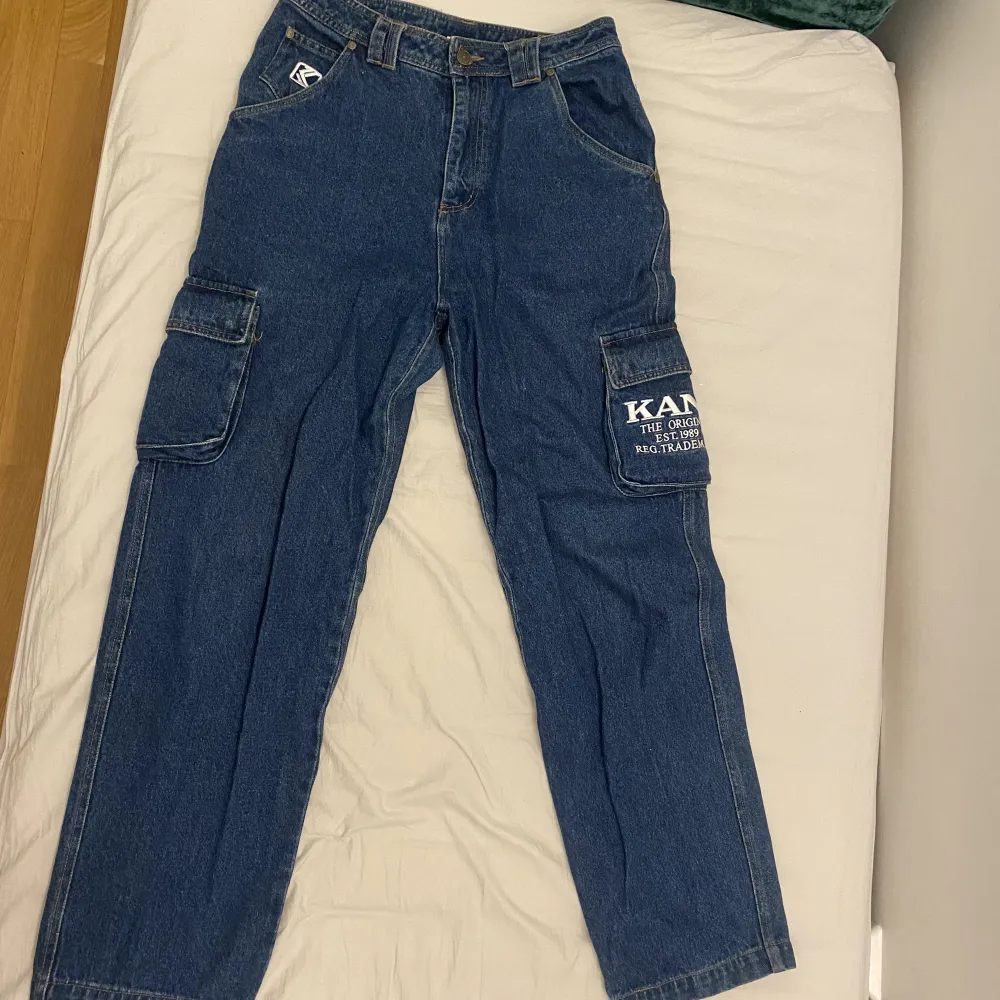 Jeans från KANI i storlek S. Jeans & Byxor.