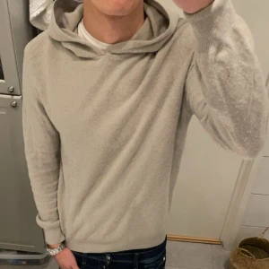 Ull Hoodie  - Snygg ull hoodie som innehåller 10% kashmir. Nypris 1500kr 