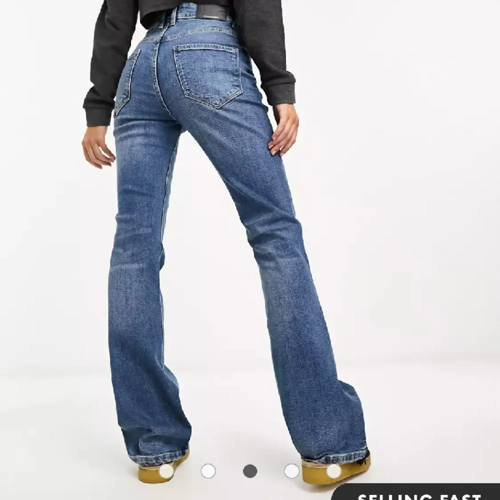 Stradivarius straight bootcut jeans aldrig använda i storlek 38. Endast provade. Skriv om ni undrar något 🙂. Jeans & Byxor.