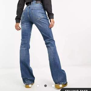 Stradivarius straight bootcut jeans aldrig använda i storlek 38. Endast provade. Skriv om ni undrar något 🙂