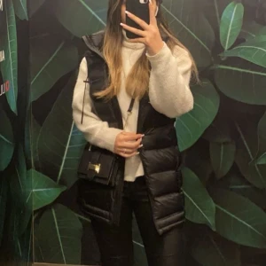 Zara väst - Säljer min väst från Zara i storlek XS då den inte kommer till någon användning längre. Ingen fel på den alls 💕