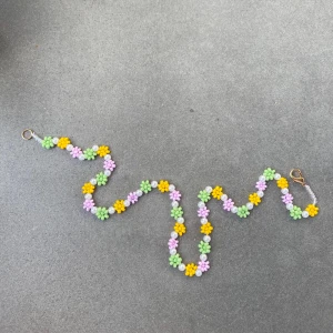 Blomhalsband - Blomhalsband som är perfekt till våren 🌸  Går att få som armband och i andra färger🩷🤍💚 Frakt 15kr