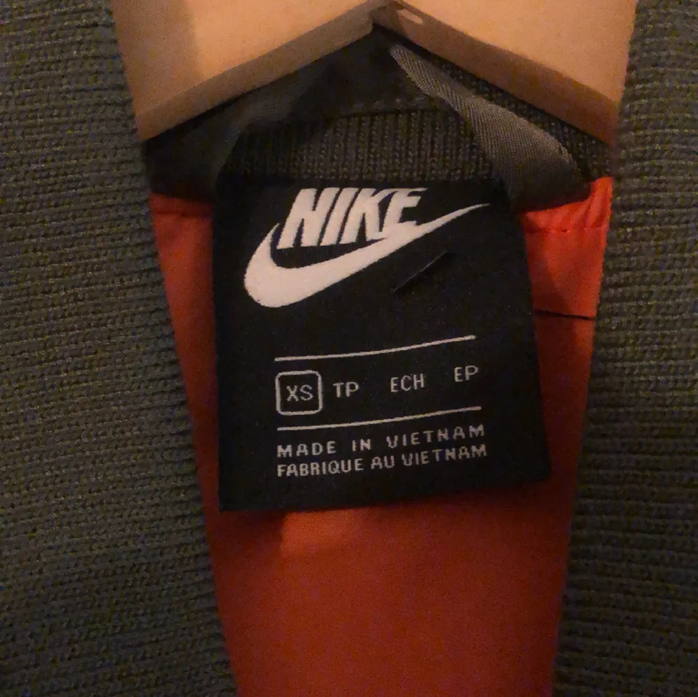 Jag säljer en helt ny Nike jackor som inte är använd. Storlek xs. Jackor.