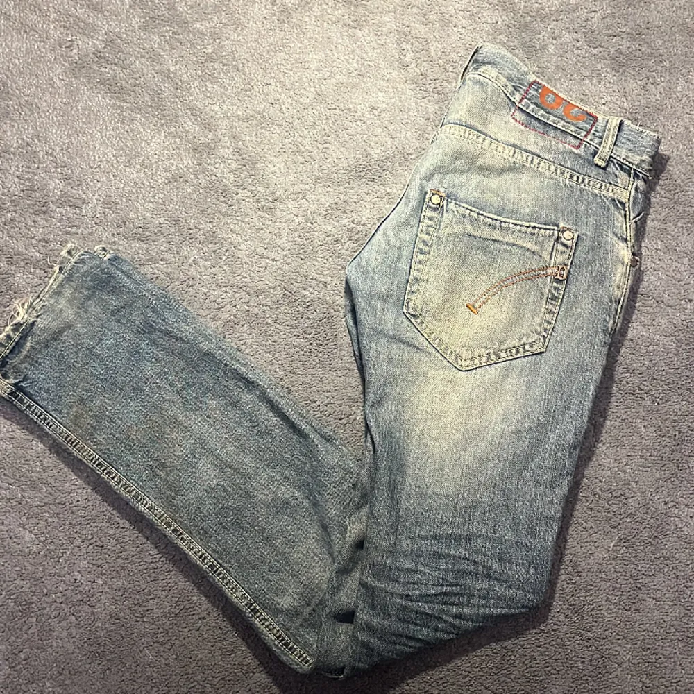 Snygga jeans från DONDUP i användt men gott skick Byxorna är mycket stilrena med sköna detaljer och en SLIM/STRAIGHT passform. Storlek 29 men stora i både midjan och längd. NYPRIS ca 2500. Bara att höra av sig vid minsta fundering.  Mvh   . Jeans & Byxor.