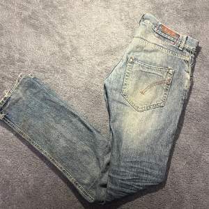 Snygga jeans från DONDUP i användt men gott skick Byxorna är mycket stilrena med sköna detaljer och en SLIM/STRAIGHT passform. Storlek 29 men stora i både midjan och längd. NYPRIS ca 2500. Bara att höra av sig vid minsta fundering.  Mvh   
