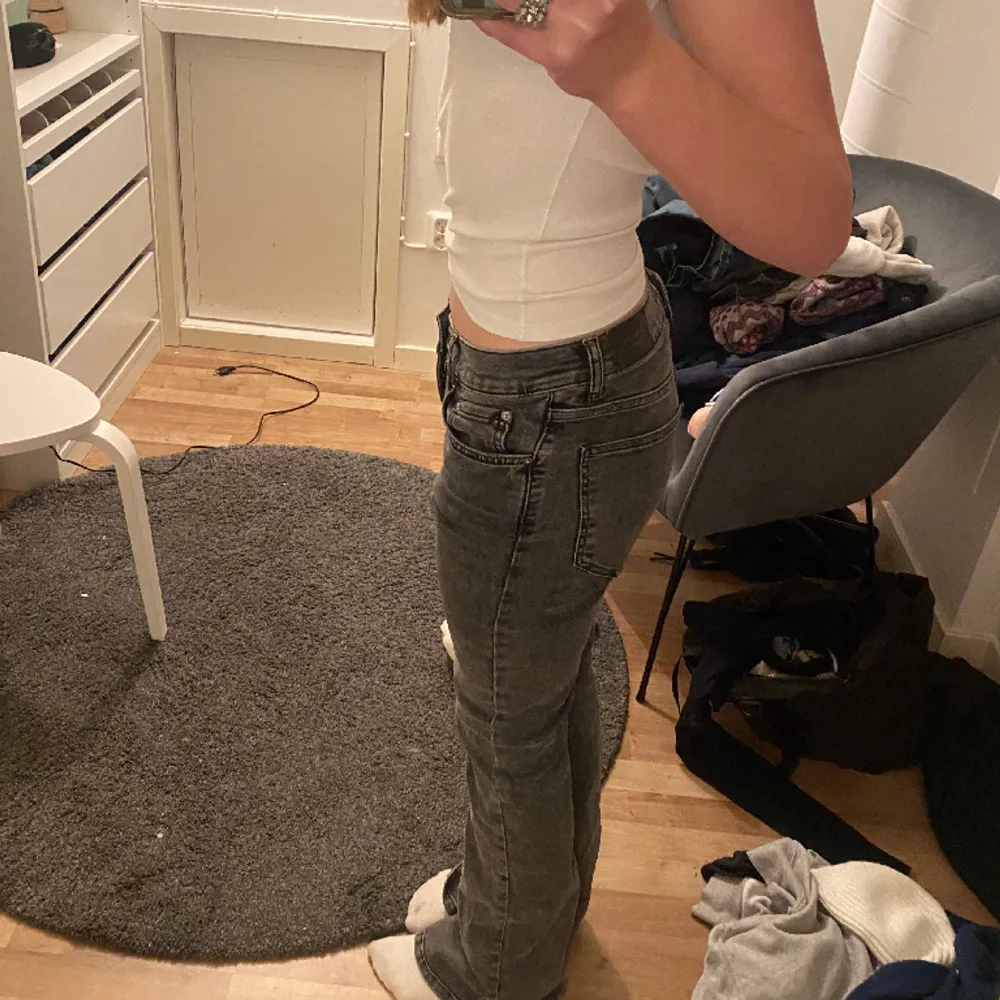 Jag har knappt använt dessa jeans från Gina eftersom de är lite för stor på mig som har storlek 34 xs /xxs och är 165 lång❤️ jättebra skick och nästan aldrig använt ❤️ jag köpte de för 500kr💘kontakta ⚠️innan ni köper!!⚠️. Jeans & Byxor.