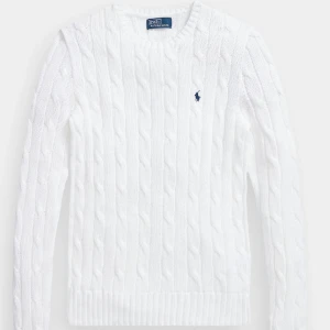 Ralph lauren tröja  - Ralph lauren tröja i storlek L men sitter mer som storlek M. Bara använd några gånger om åren därav som ny. Hör av för bilder om intresserad! Har även en i lila fast i storlek m/s i en annan modell.