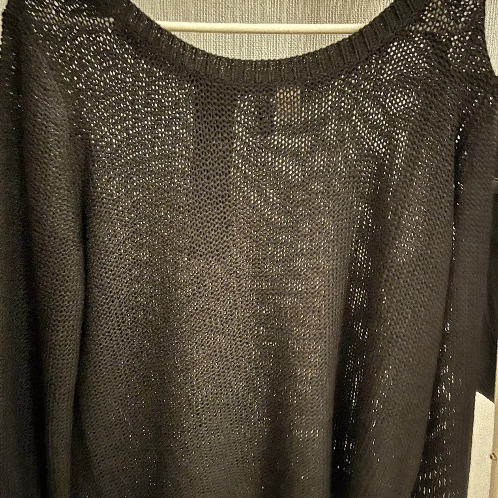 Skitsnygg  svart stickad tröja med dragkedja baktill från H&M i strlk M. Sparsamt använd, inga defekter och perfekt att ha med BH eller linne under🌸🌸🌸. Tröjor & Koftor.