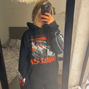 Hoodie svart - Säljer denna svarta hoodie med coola tryck från madlady, används aldrig då det inte riktigt är min stil längre☺️rättså oversized, bra kvalitet, skriv vid fler funderingar osv!
