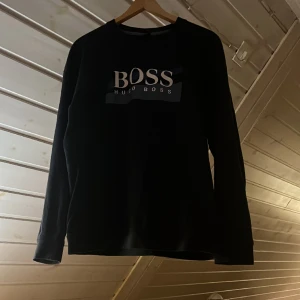 Hugo Boss tröja  - Säljer denna feta Hugo boss tröjan i storlek M. Den är i toppskick och det finns inga flaws. Passar till iprincip allt! Skicka vid intresse och frågor. 
