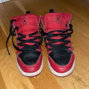  Ett par jättefina air Jordans storlek 34, med färg av röd och svart. Köpt på footlocker för 1200kr❤️ användt knappt 