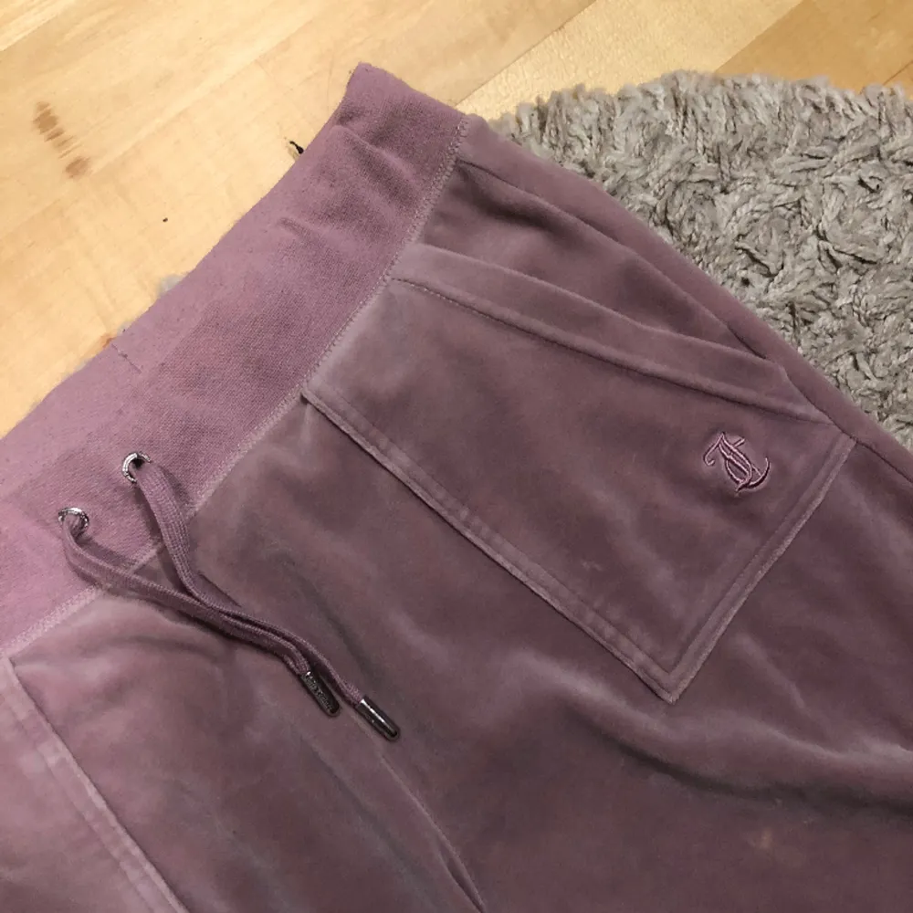 Ljus rosa juicy byxor i mycket bra skick! Använd fåtal gånger. Jag säljer dem för att dem är för stora för mig💘 kontakta mig om du vill köpa🩷. Jeans & Byxor.