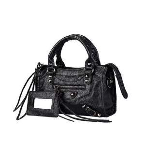 Hej jag söker en balenciaga liknande väska/äkta  för 0-400!! Hör av er till mig om ni säljer eller vet nån som säljer 💞helst en svart eller grå men andra färger funkar också!!💞💞