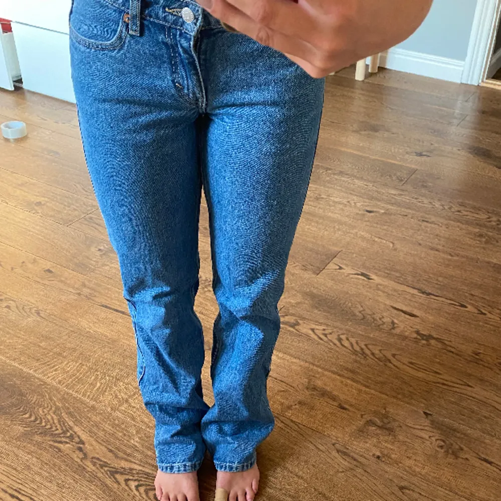 Blå lågmidgade jeans från weekday i storlek 25/32. I modellen arrow. Jeans & Byxor.