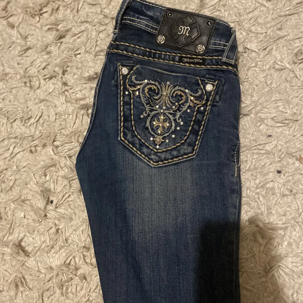 INTRESSEKOLL⛔️🙏‼️ håller på att fundera om jag ska sälja mina älskade miss me jeans då jag behöver pengar, ny skick! 💓 skicka förslag på pris . Jeans & Byxor.