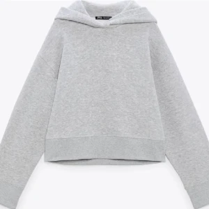 Zara Hoodie - Säljer jätte fin slutsåld Zara hoodie. Knappt använd eftersom den är för liten för mig. Den är M men är liten i storleken så den är xs/s. (Kan skicka privata bilder om det behövs) 