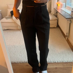 Svarta kostrymbyxor - Svarta kostymbyxor med medelhög midja och rak passform. Helt nya med lappar kvar🤍