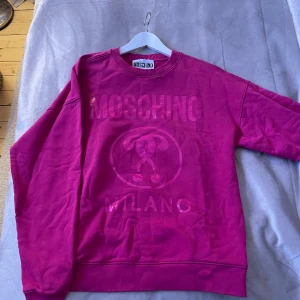 Moschino sweatshirt  - Storlek 50, motsvarar en L men sitter snyggt oversize på mig som är en S. Fint skick inget slitage. Endast lite skrynklig, enkelt att steama. 