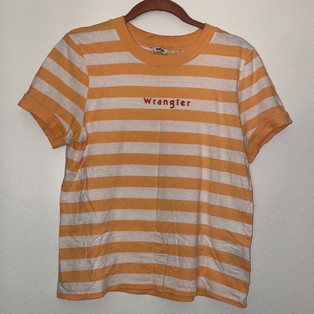 Orange- och vitrandig t-shirt Märke: Wrangler Stlk: XS I mycket gott skick. T-shirts.