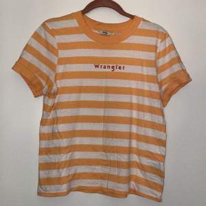 Orange- och vitrandig t-shirt Märke: Wrangler Stlk: XS I mycket gott skick