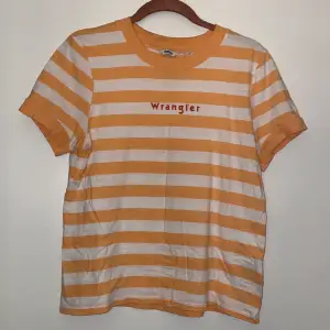 Orange- och vitrandig t-shirt Märke: Wrangler Stlk: XS I mycket gott skick