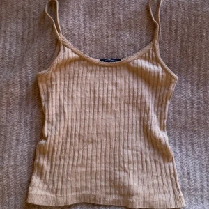 Linne brandy melville  - Jättegulligt linne i beige från Brandy Melville! Fina detaljer och mönster💓 one size men passar xs-s
