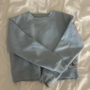 Sweatshirt calvin klein - Köpt för några år sen och kommer ej till användning längre. Fint skick! 💕