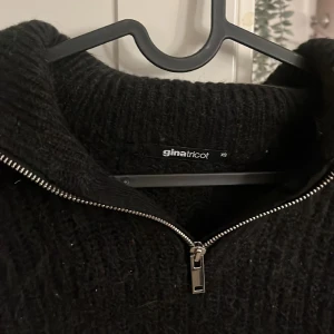 Svart stickad tröja  - Svart stickad tröja från Gina med en dragkedja längst upp, storlek xs men sitter som en xxs.