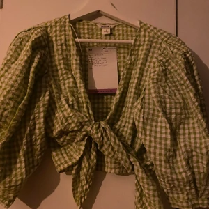 Knyttröja - Jättegullig grön blus som går att knyta på massa olika sätt, säljer för att den är för stor för mig Nyskick och aldrig använd. Pris går att diskutera