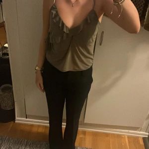 volangtopp - Säljer min fina volangtopp från hm, säljer då den är för stor för mig💞