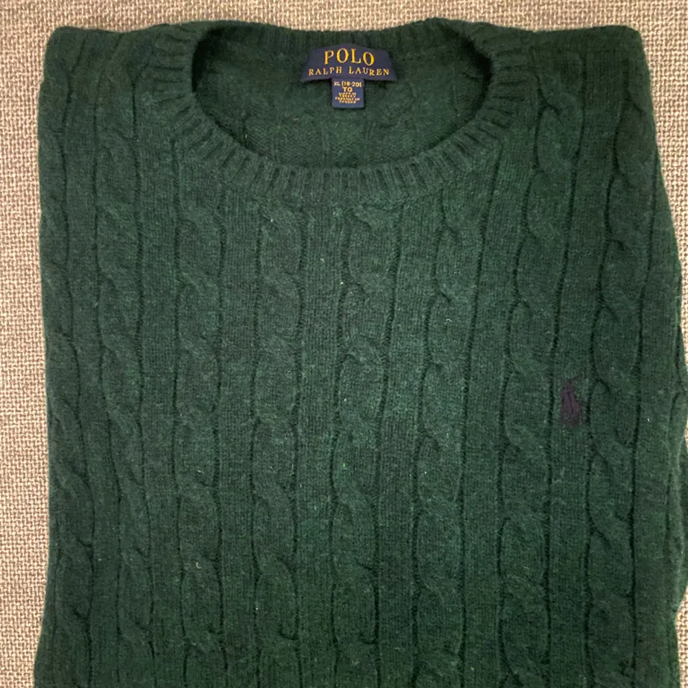 Ralph lauren grön kabel-stickad tröja med blandning av lammull och cashmere.  Cond:9/10 Det är barnstorlek och är åldern 18-20. Passar de som har S/M. Hoodies.